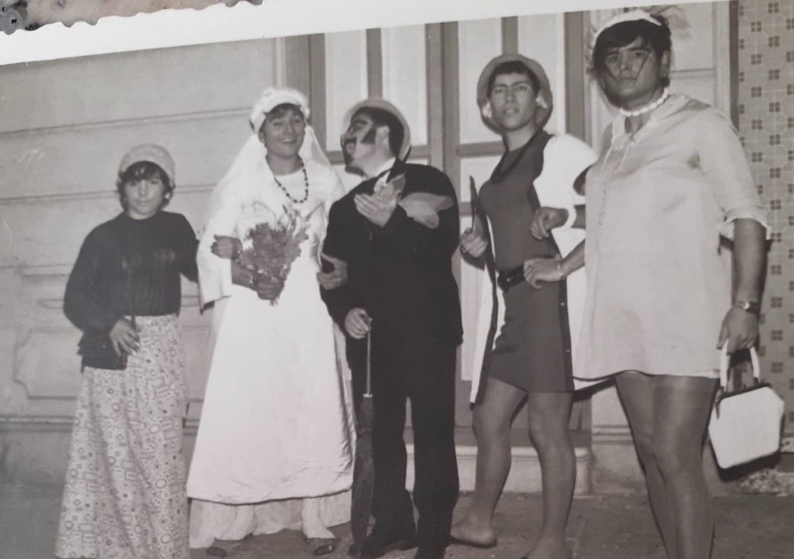 Grupo de amigos con disfraces inspirados en personajes clásicos