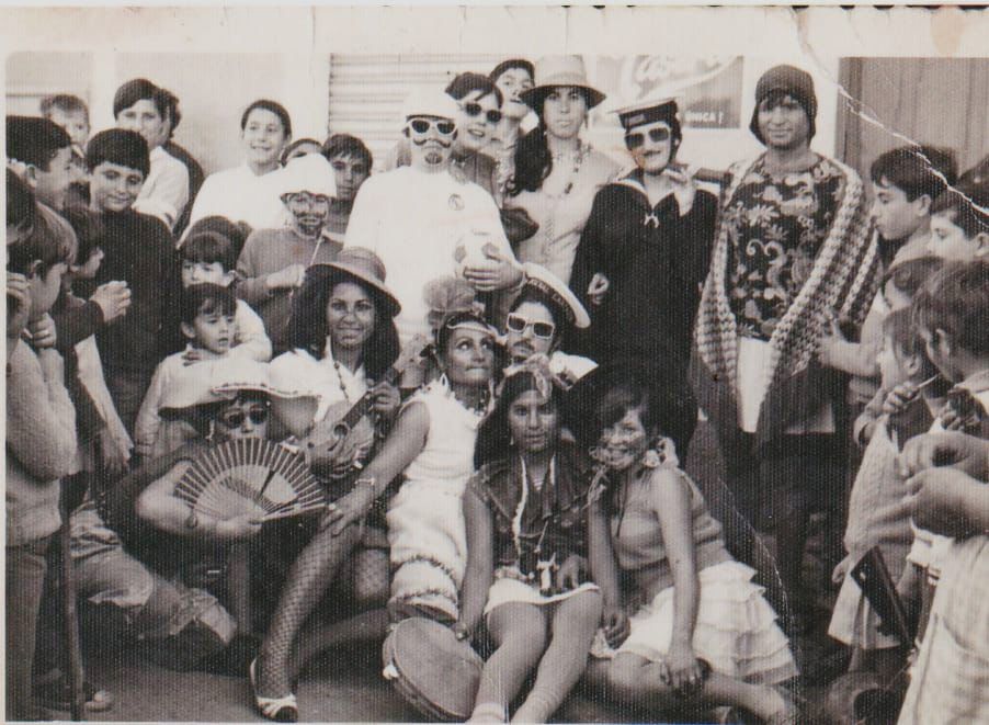 Grupo de amigos disfrazados en el Carnaval de Águilas