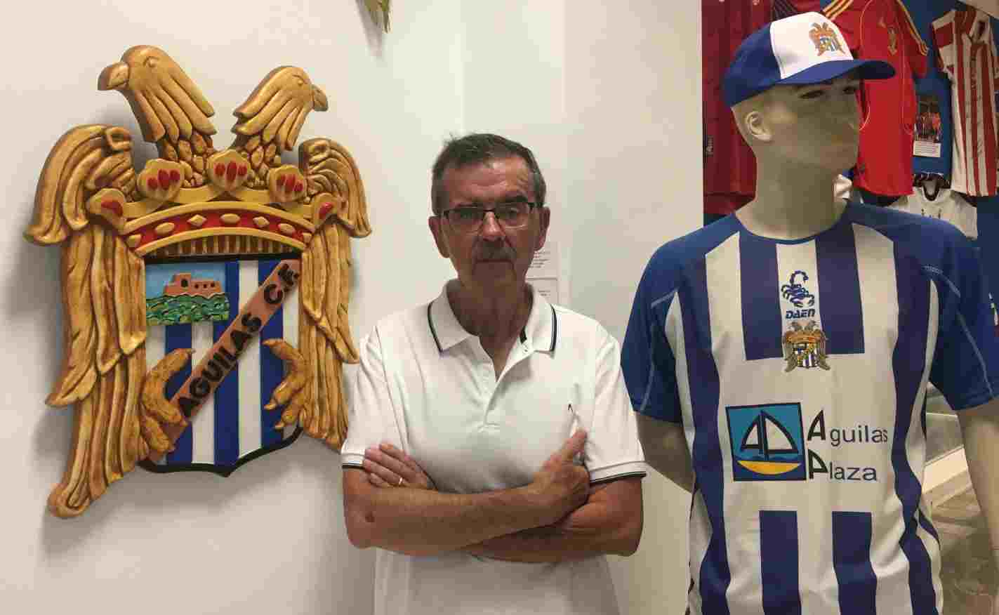Diego Fernández Segura junto al escudo del Águilas y una camiseta histórica